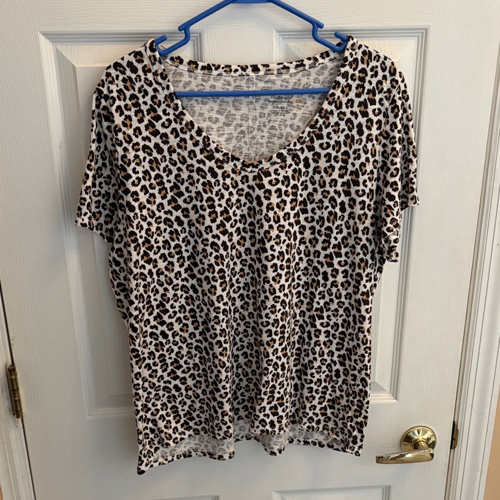Banana Republic Leopard Print V-Neck Short Sleeve Tee Beige/Black/Brown size XL